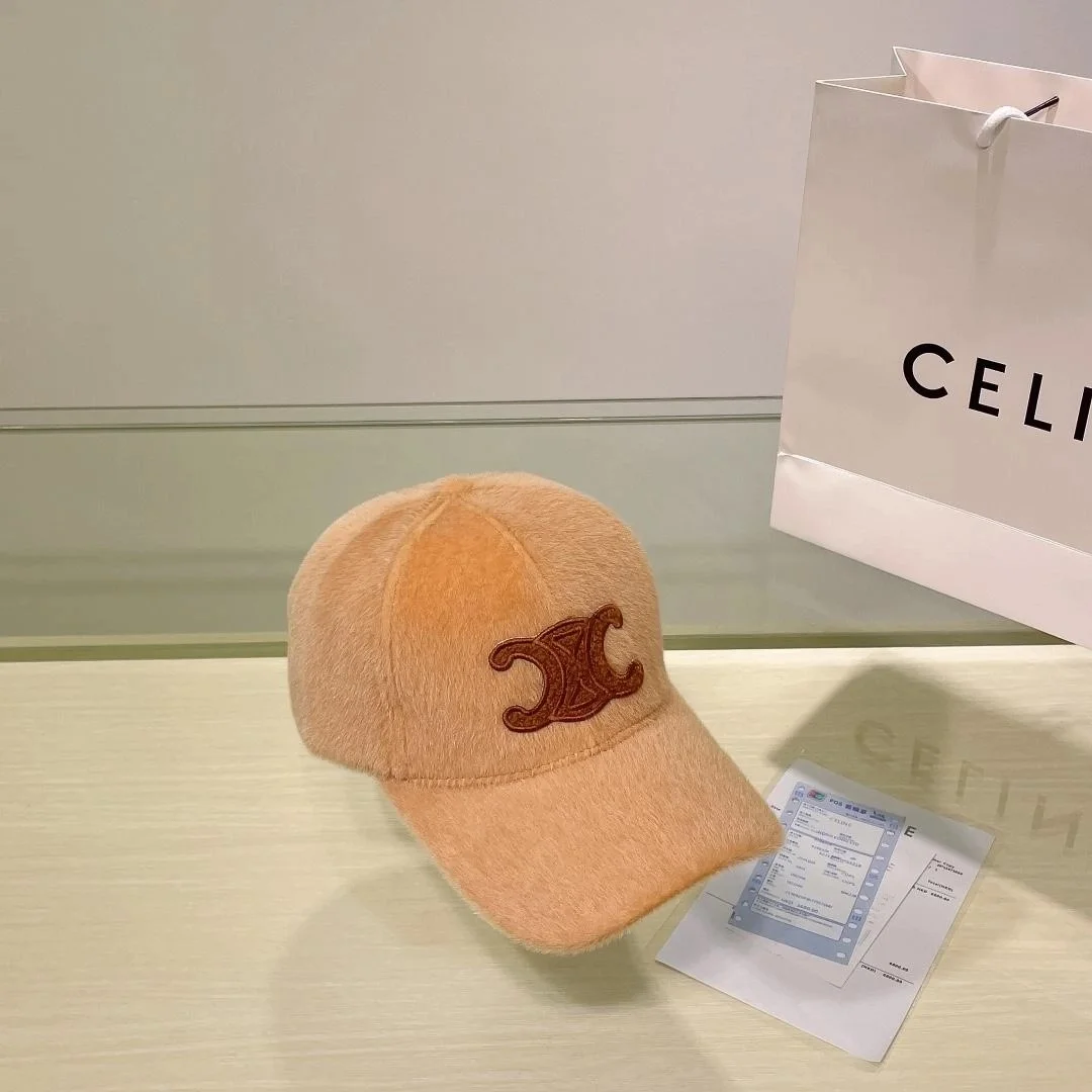 셀린느 트리옹프 베이지 퍼 베이스볼 캡