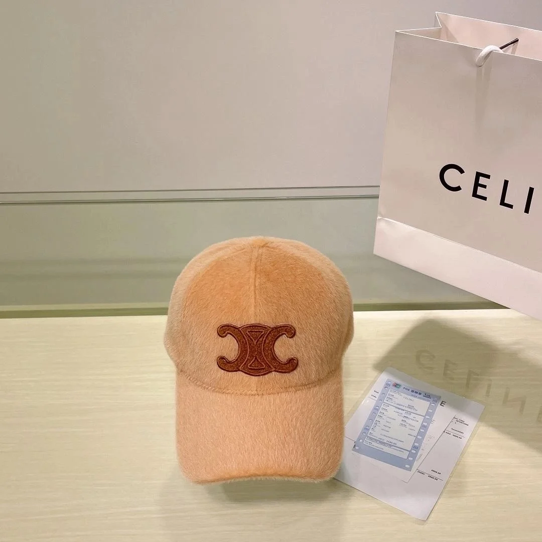 셀린느 트리옹프 베이지 퍼 베이스볼 캡