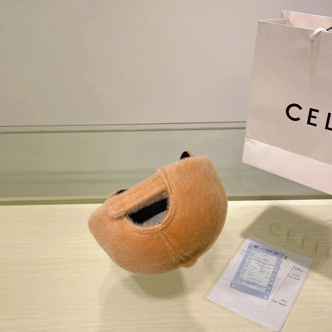 셀린느 트리옹프 베이지 퍼 베이스볼 캡