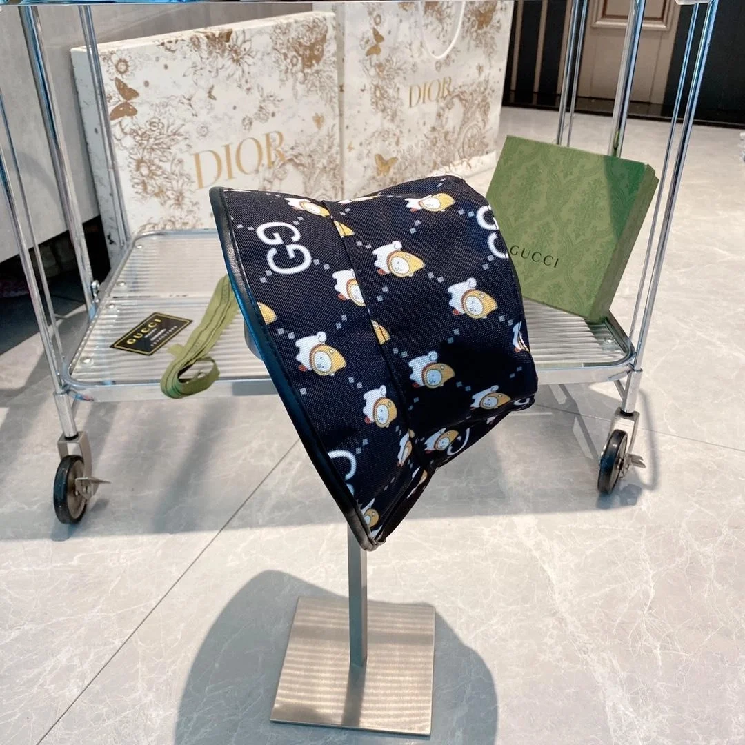 구찌 카와이 애니멀 프린트 블랙 코튼 버킷 햇