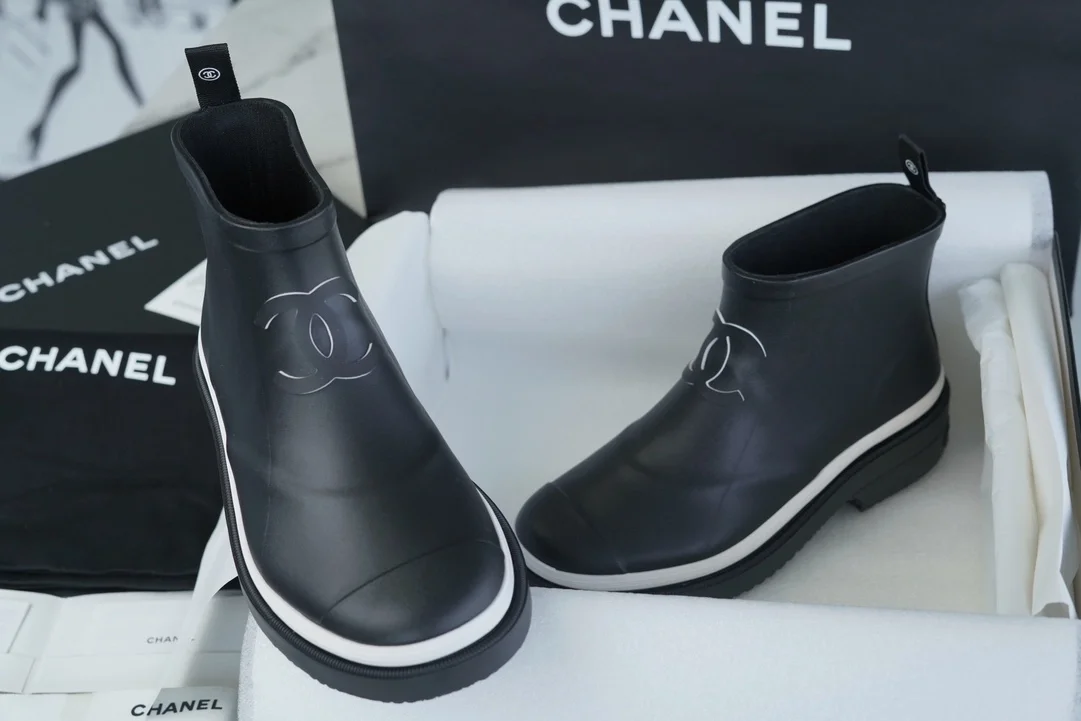 샤넬 앵클 부츠 카우초크 & 블랙
