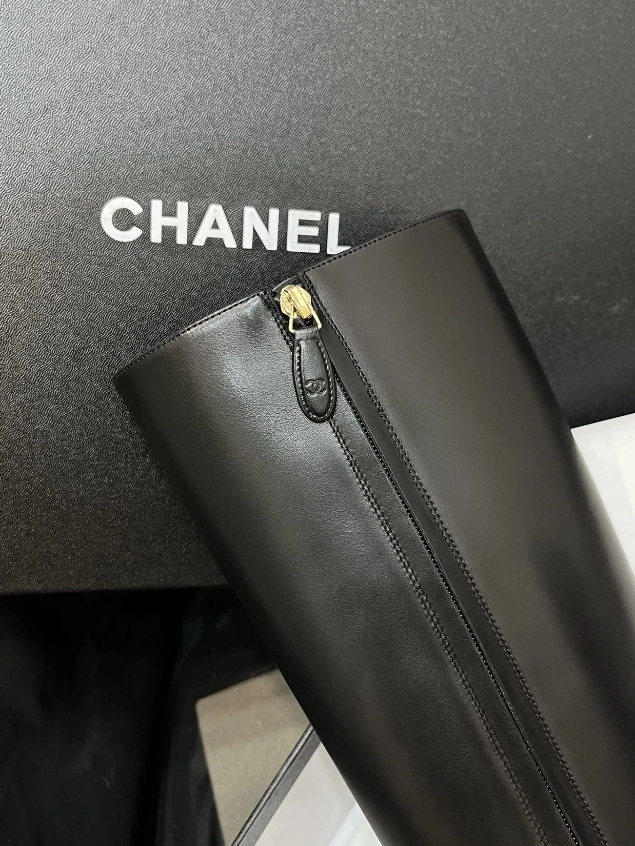 샤넬 하이 부츠 카프스킨 골드 메탈 & 블랙