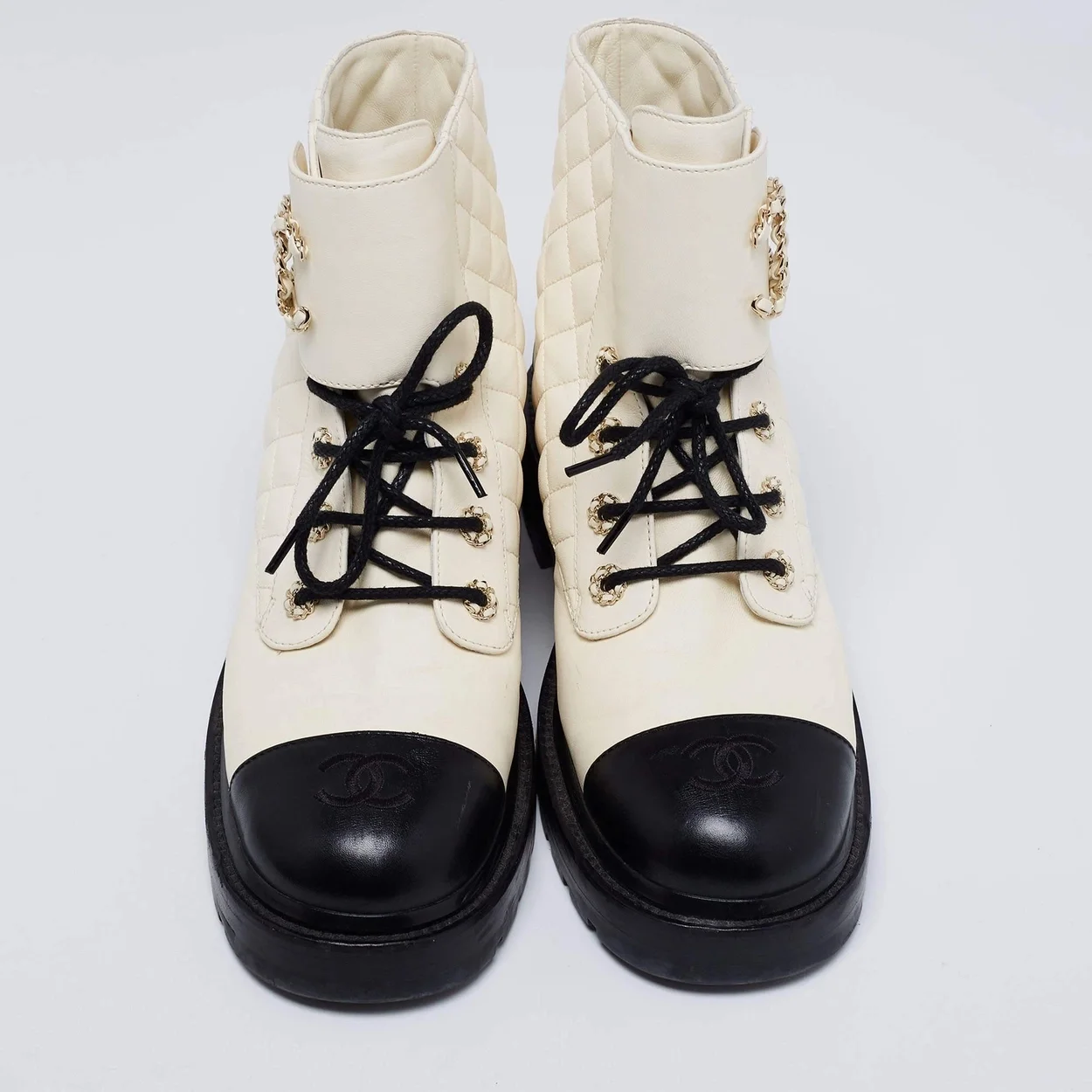 샤넬 레이스업 퀼팅 컴뱃 부츠 화이트