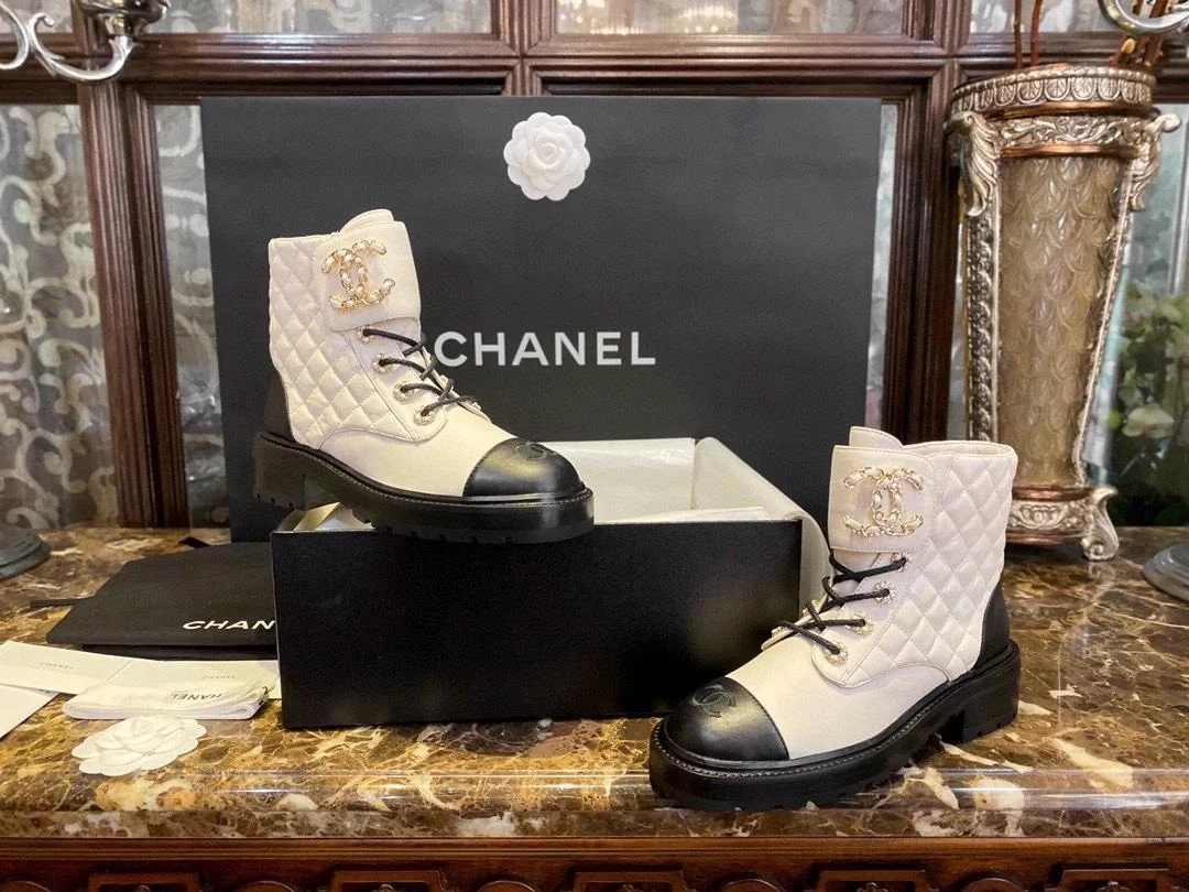 샤넬 레이스업 퀼팅 컴뱃 부츠 화이트