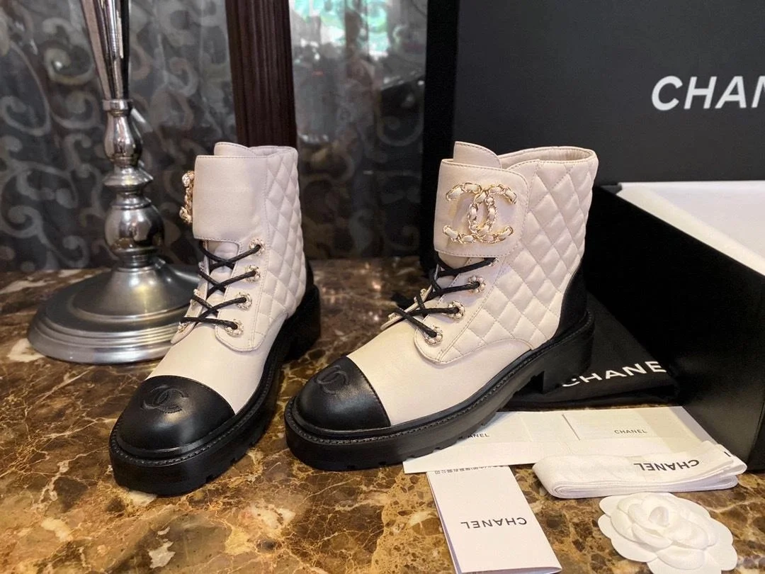샤넬 레이스업 퀼팅 컴뱃 부츠 화이트