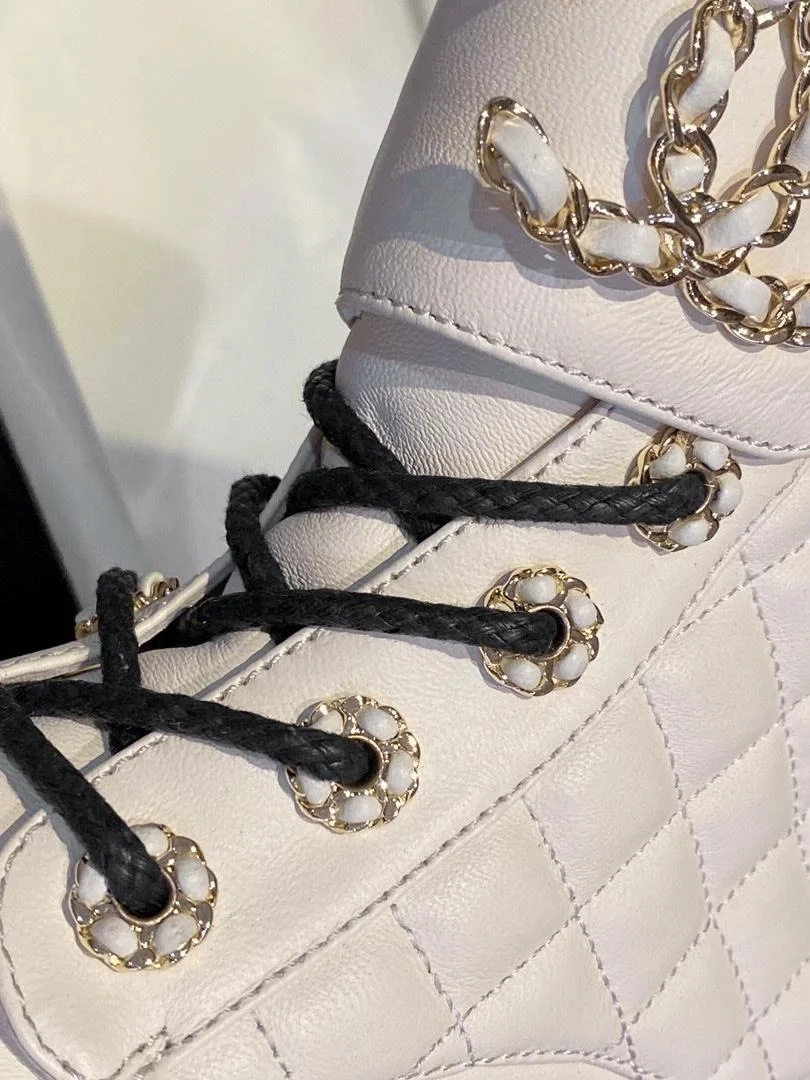 샤넬 레이스업 퀼팅 컴뱃 부츠 화이트