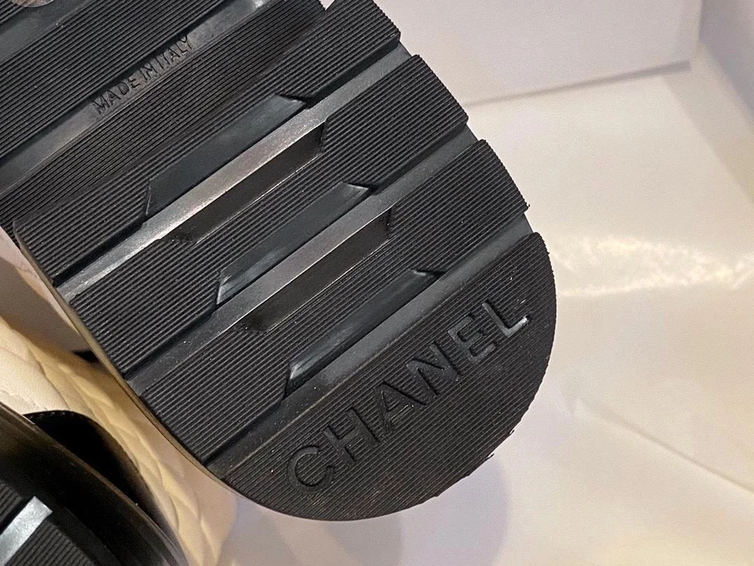 샤넬 레이스업 퀼팅 컴뱃 부츠 화이트