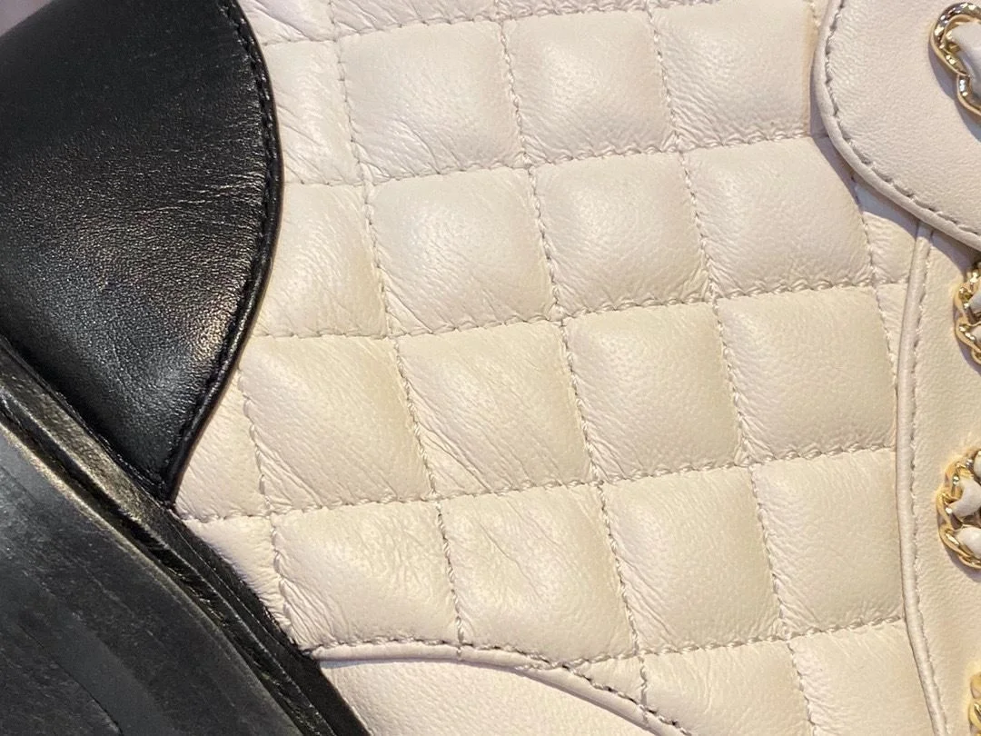 샤넬 레이스업 퀼팅 컴뱃 부츠 화이트