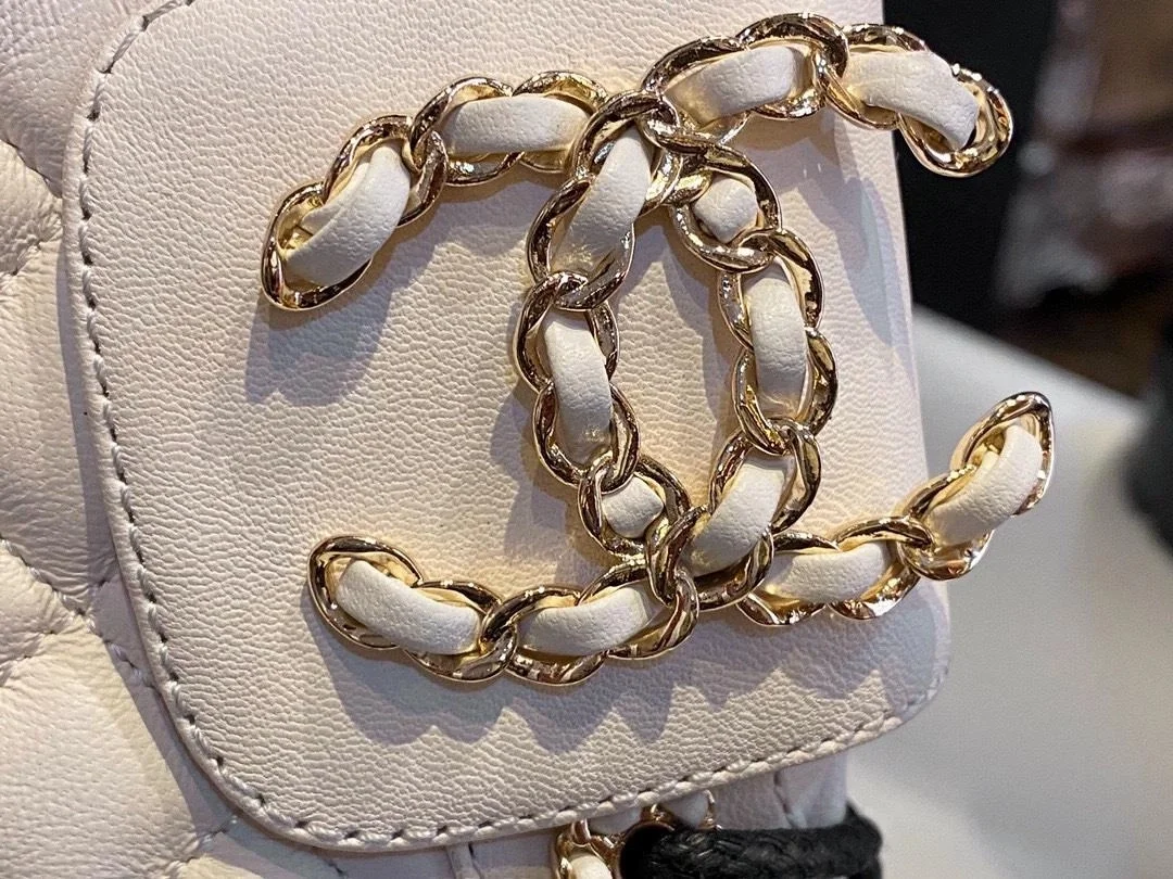 샤넬 레이스업 퀼팅 컴뱃 부츠 화이트