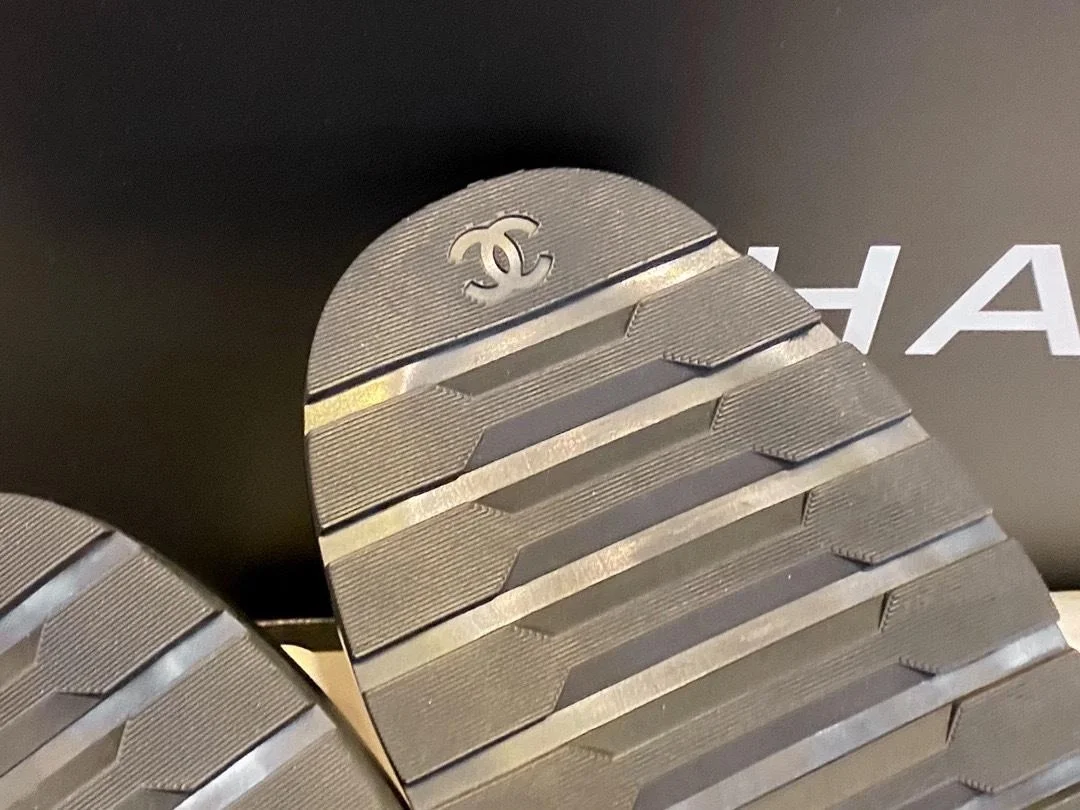 샤넬 레이스업 퀼팅 컴뱃 부츠 화이트