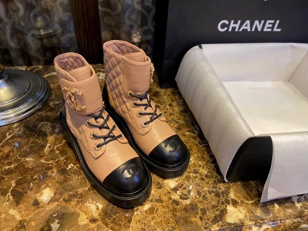 샤넬 레이스업 퀼팅 컴뱃 부츠 베이지
