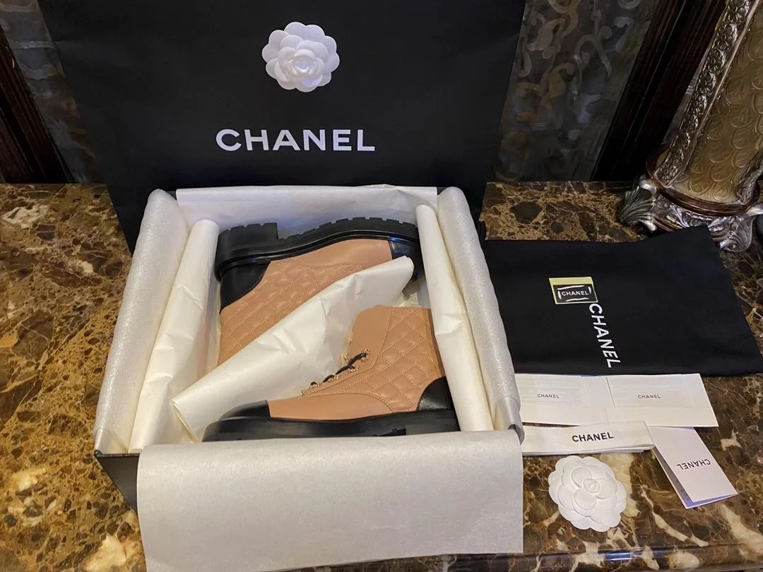 샤넬 레이스업 퀼팅 컴뱃 부츠 베이지