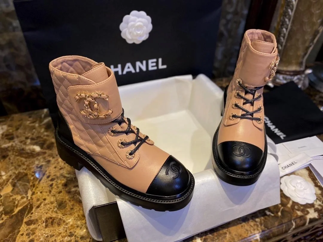 샤넬 레이스업 퀼팅 컴뱃 부츠 베이지