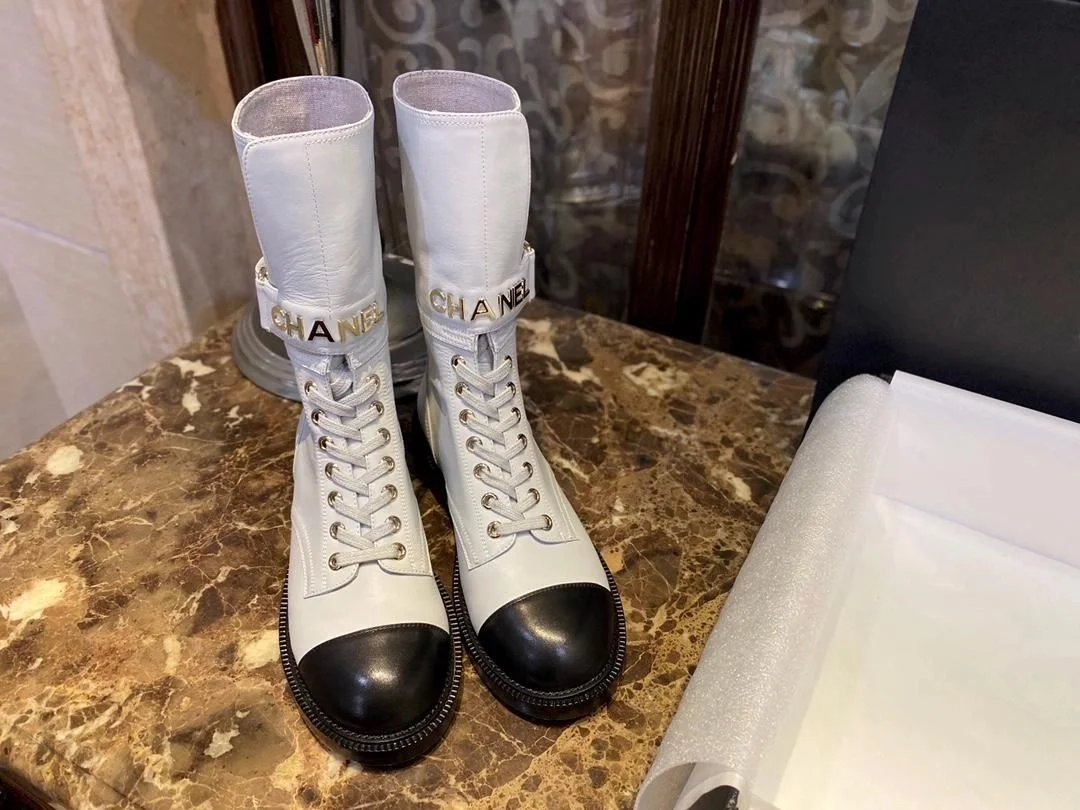 샤넬 레이스업 램스킨 카프스킨 부츠 화이트