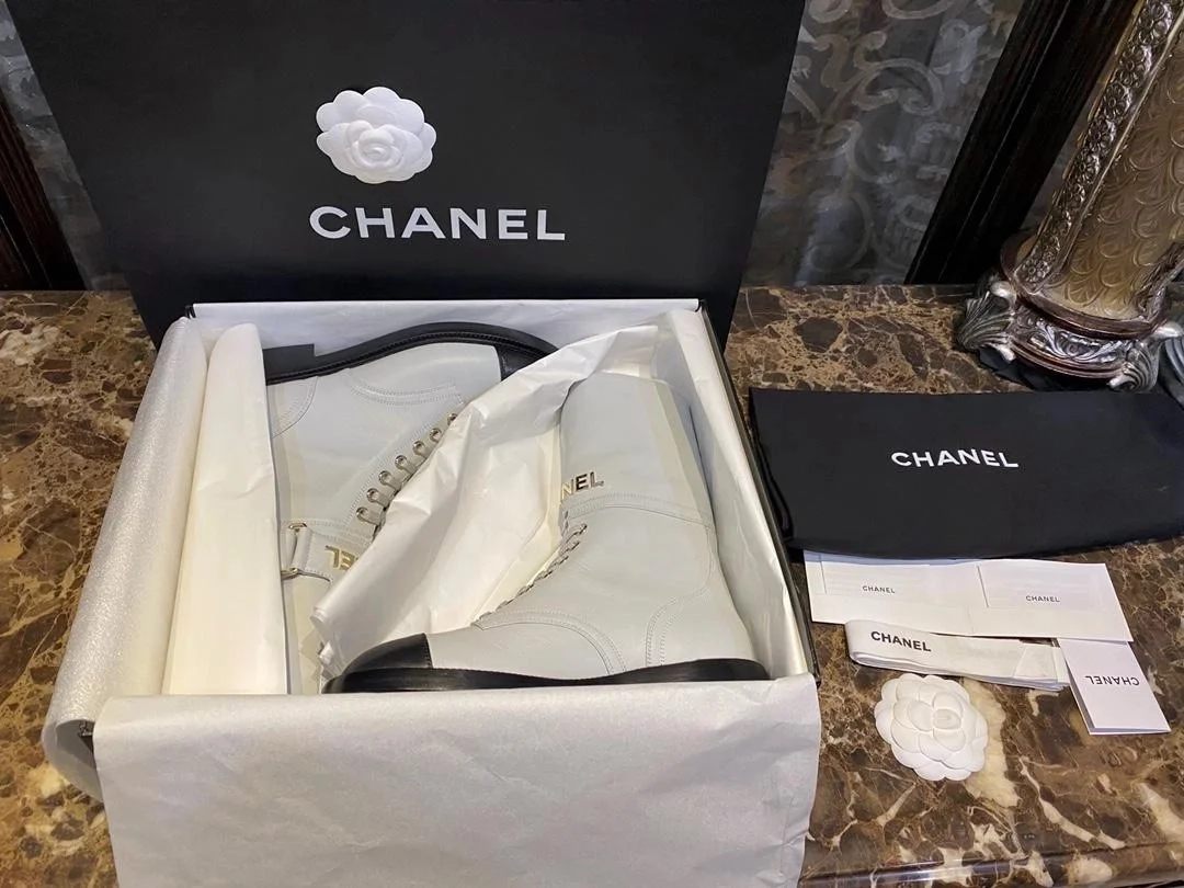 샤넬 레이스업 램스킨 카프스킨 부츠 화이트