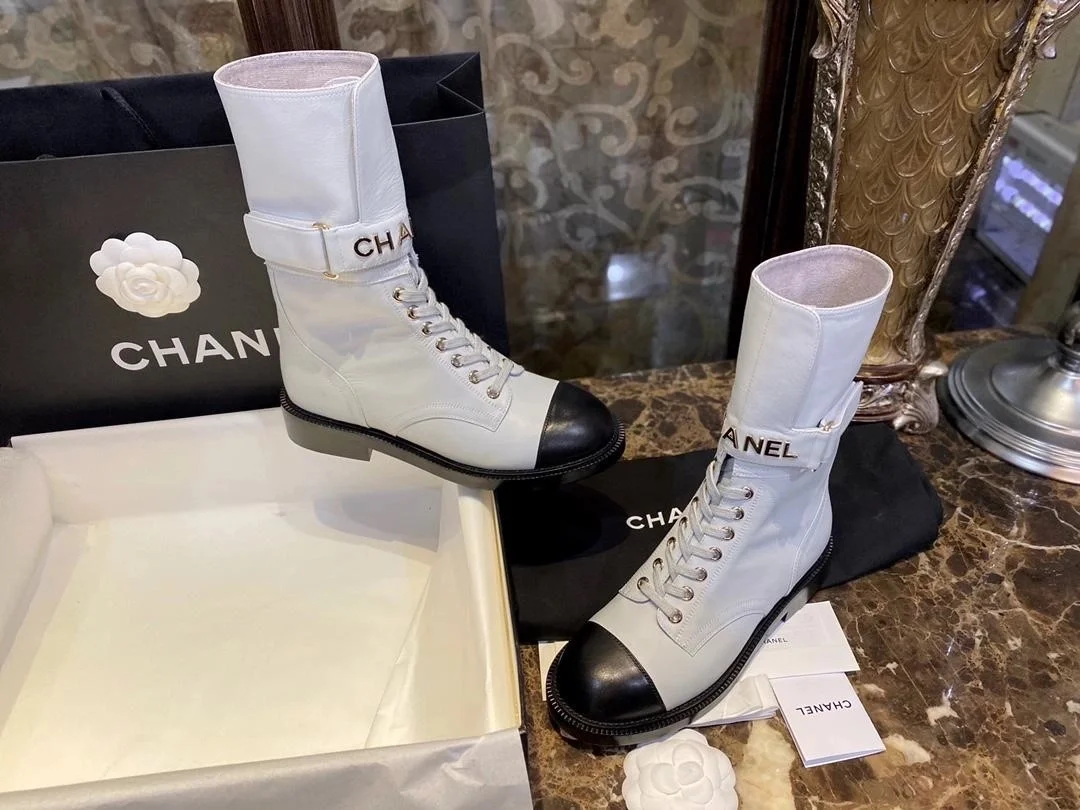 샤넬 레이스업 램스킨 카프스킨 부츠 화이트