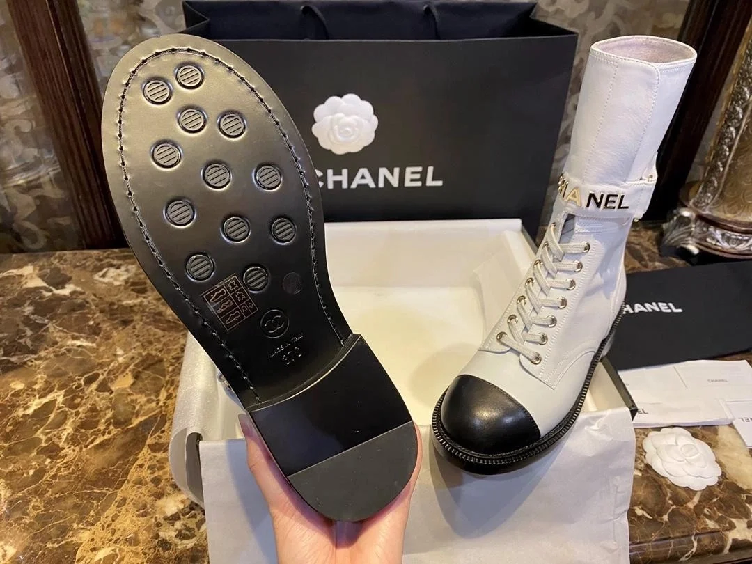 샤넬 레이스업 램스킨 카프스킨 부츠 화이트