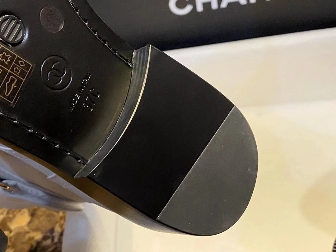 샤넬 레이스업 램스킨 카프스킨 부츠 화이트