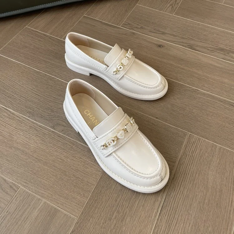 샤넬 24SS 카프스킨 메탈 로퍼 화이트