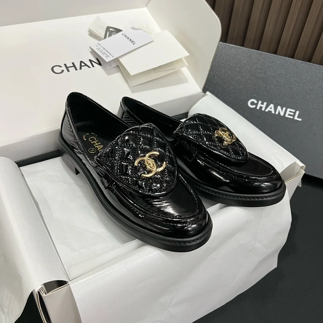 샤넬 턴락 퀄틸 에나멜 로퍼