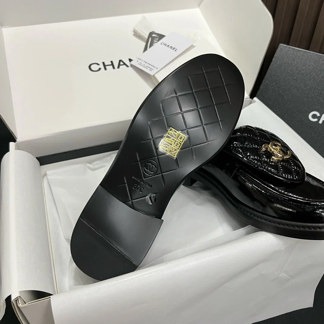 샤넬 턴락 퀄틸 에나멜 로퍼