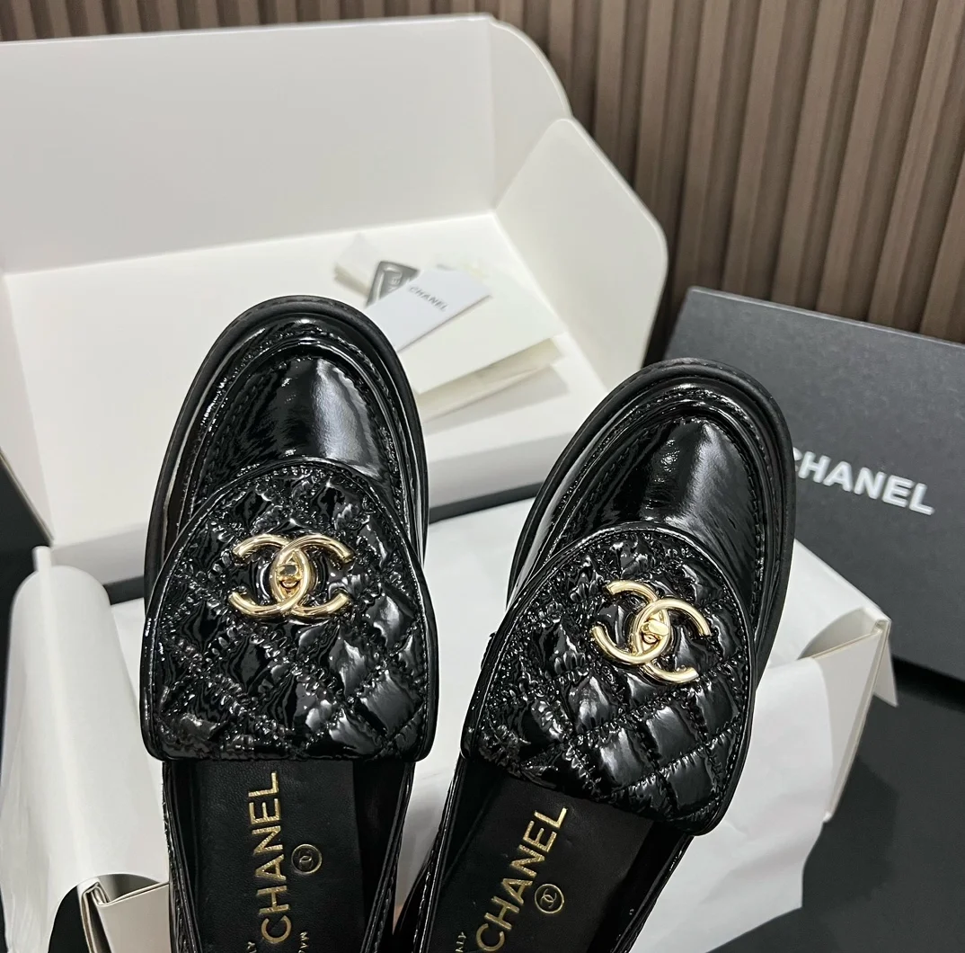 샤넬 턴락 퀄틸 에나멜 로퍼