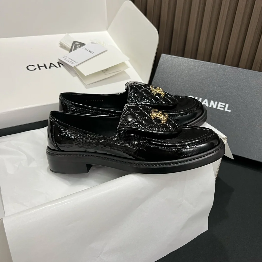 샤넬 턴락 퀄틸 에나멜 로퍼