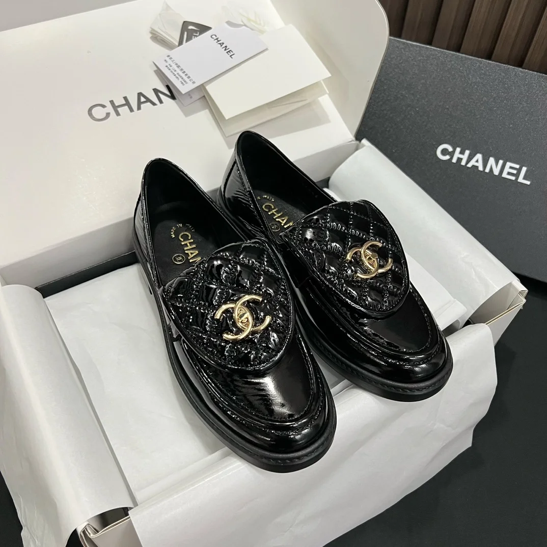 샤넬 턴락 퀄틸 에나멜 로퍼