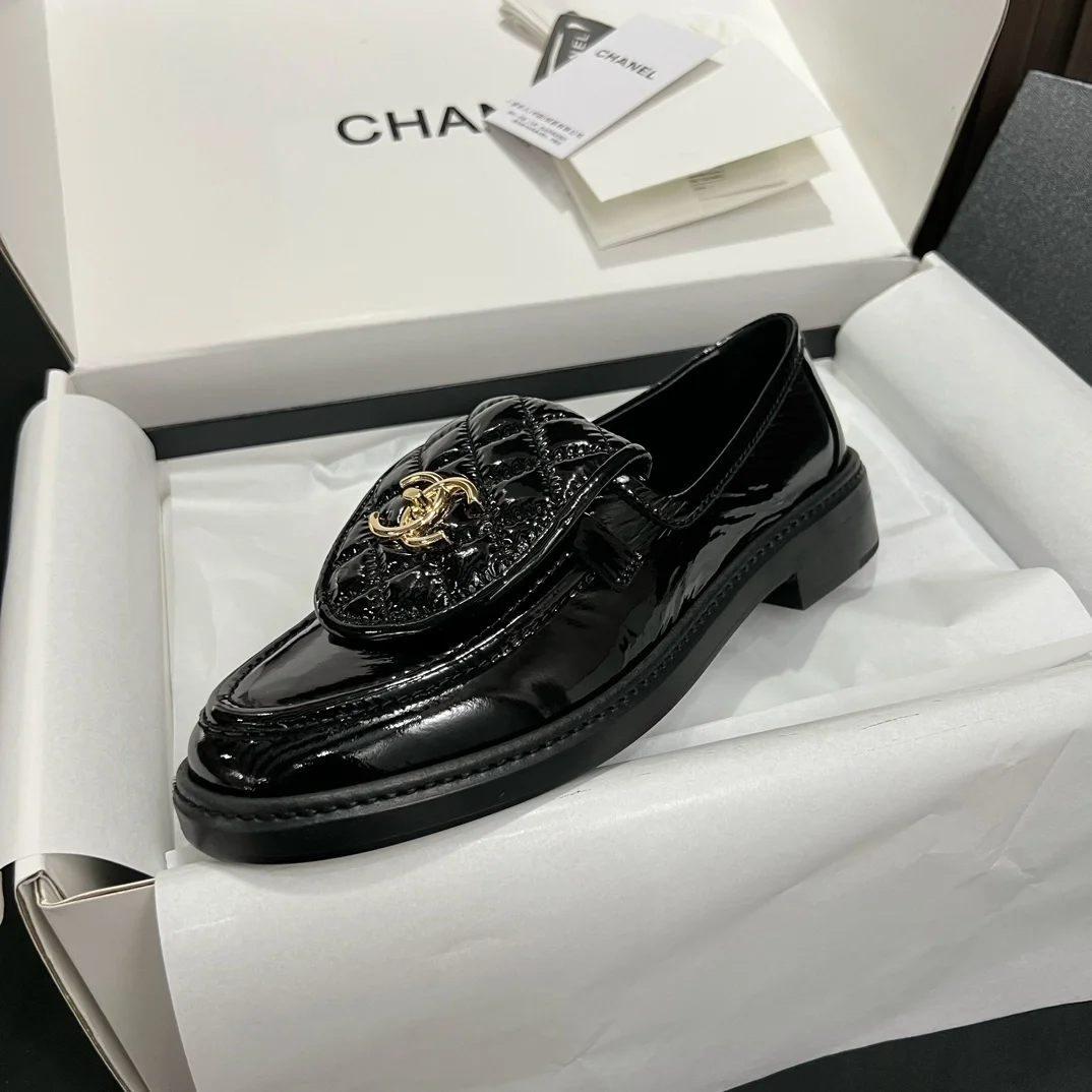 샤넬 턴락 퀄틸 에나멜 로퍼