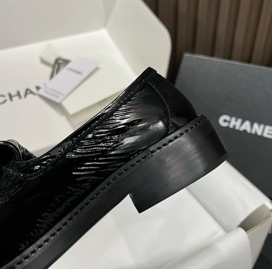 샤넬 턴락 퀄틸 에나멜 로퍼