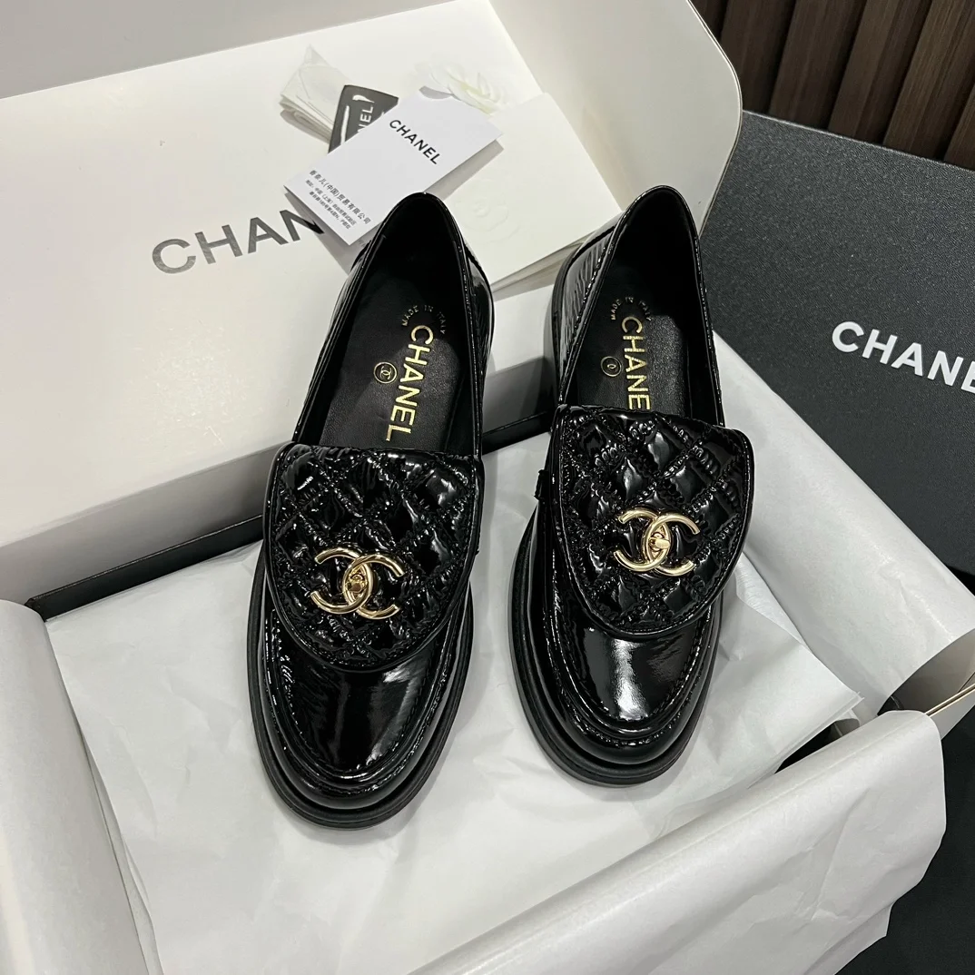 샤넬 턴락 퀄틸 에나멜 로퍼