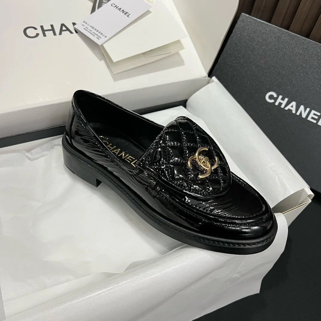 샤넬 턴락 퀄틸 에나멜 로퍼