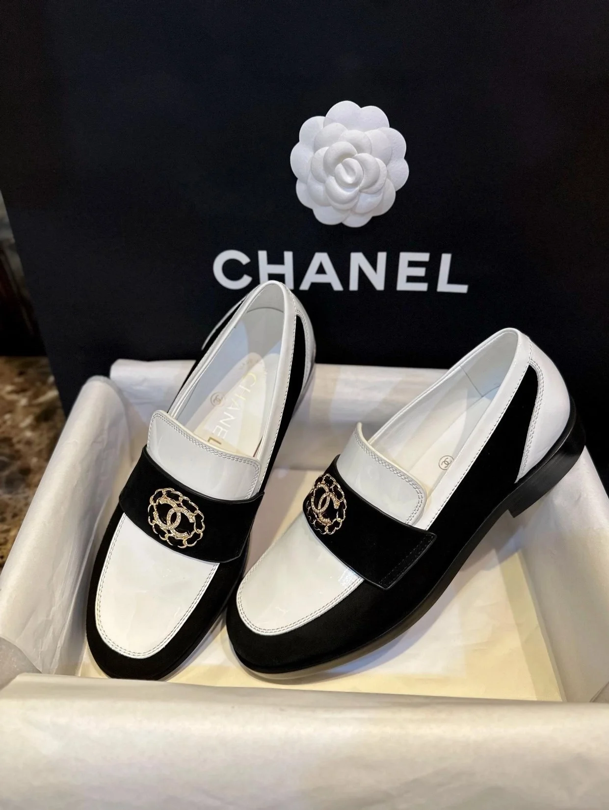 샤넬 로퍼 페이턴트 카프스킨 메탈 블랙 화이트