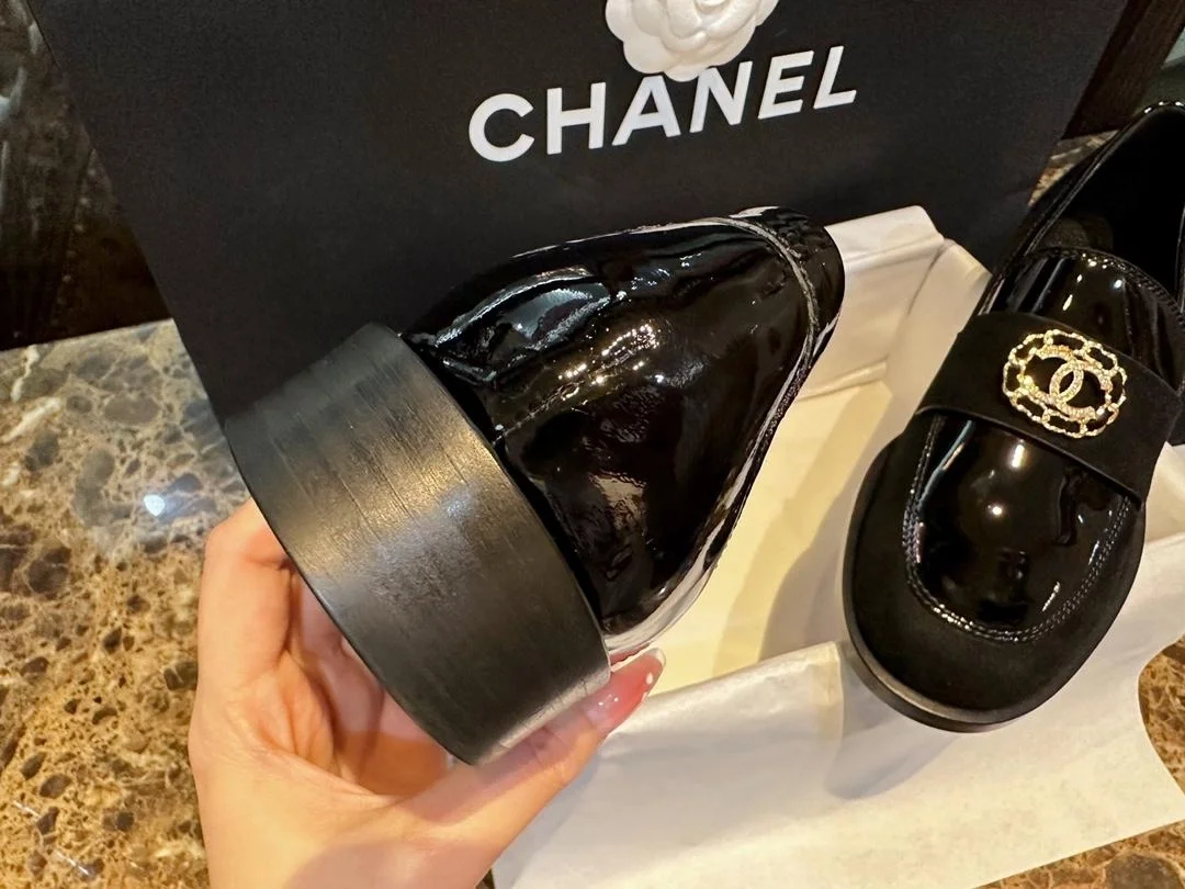 샤넬 로퍼 페이턴트 카프스킨 메탈 블랙