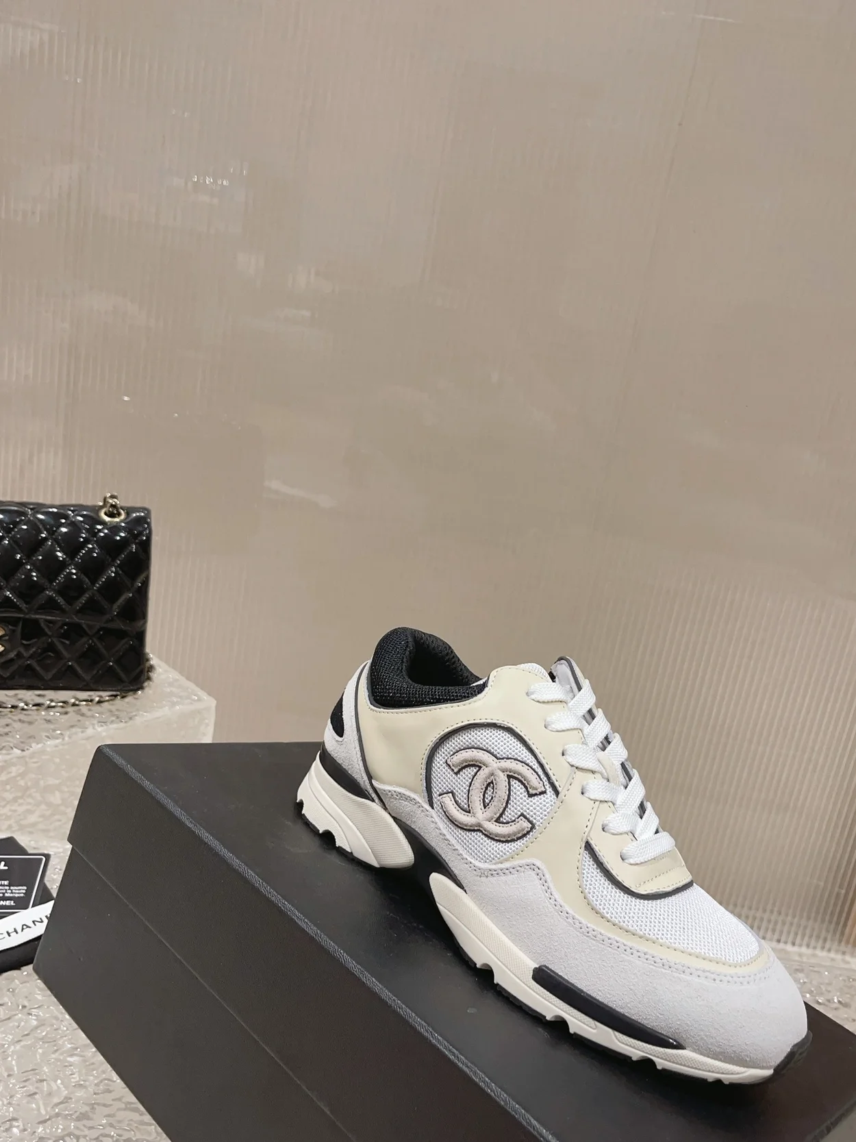 샤넬 메쉬 스웨이드 실버&라이트 그레이