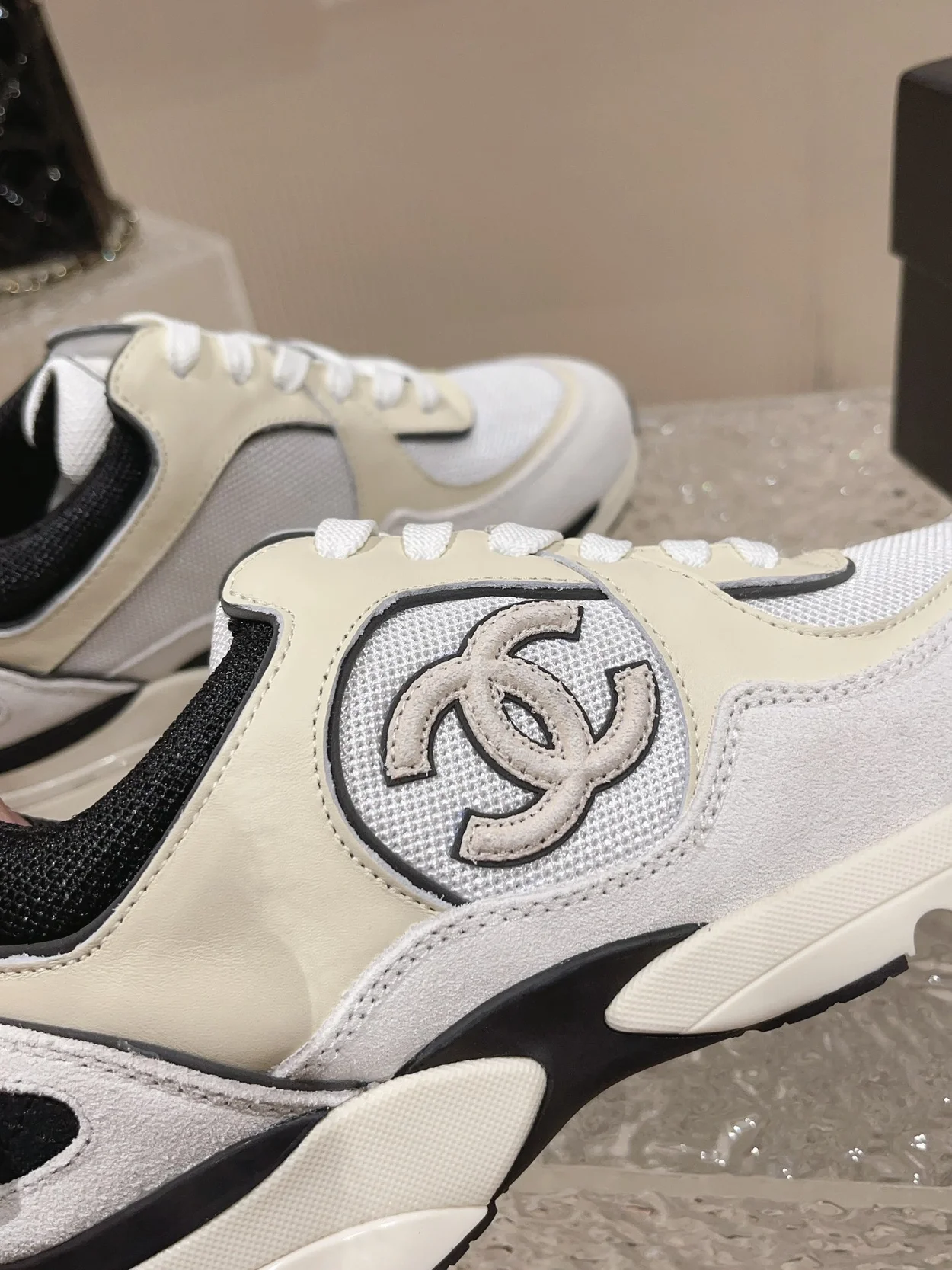 샤넬 메쉬 스웨이드 실버&라이트 그레이