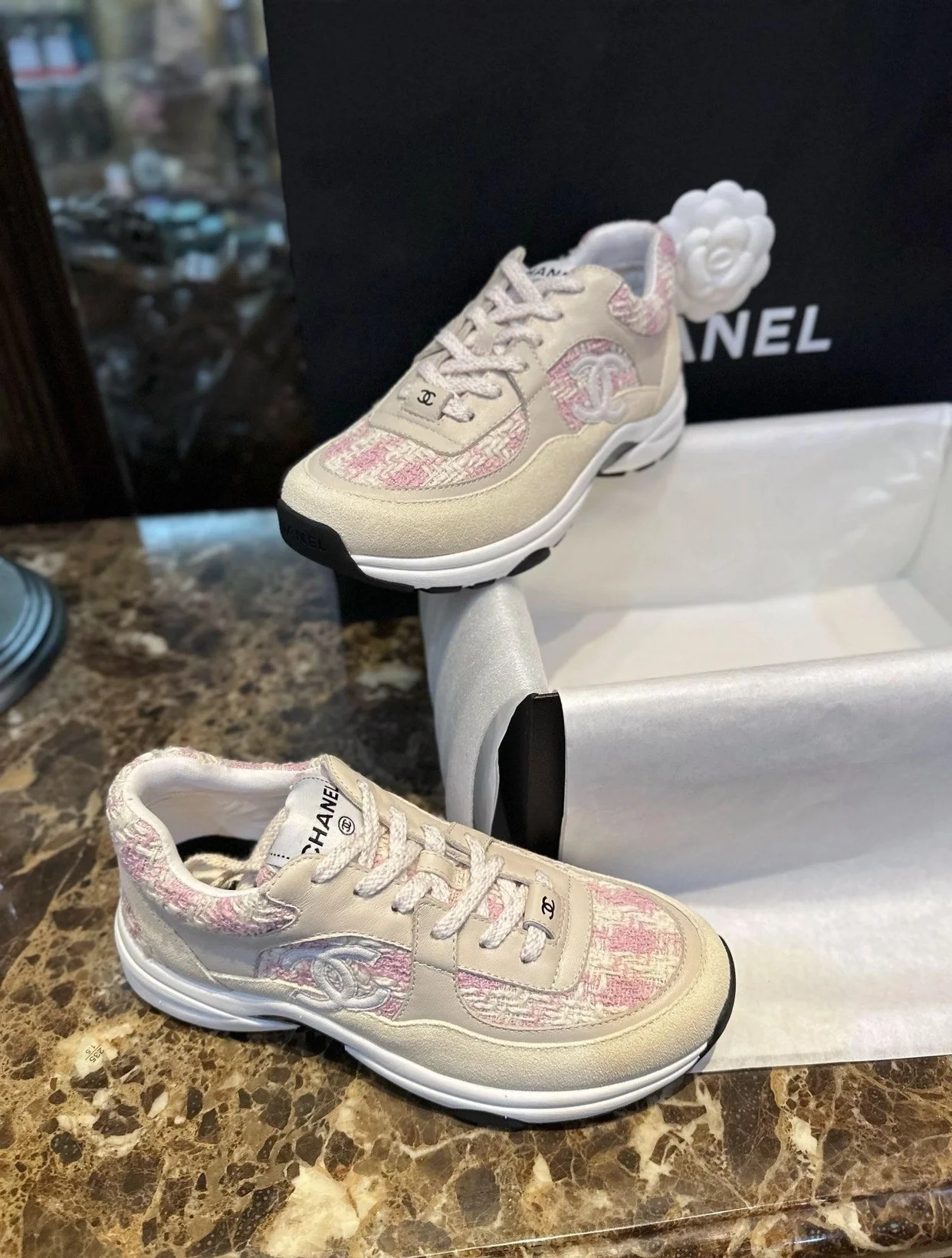 샤넬 CC 로고 트위드 스니커즈 핑크