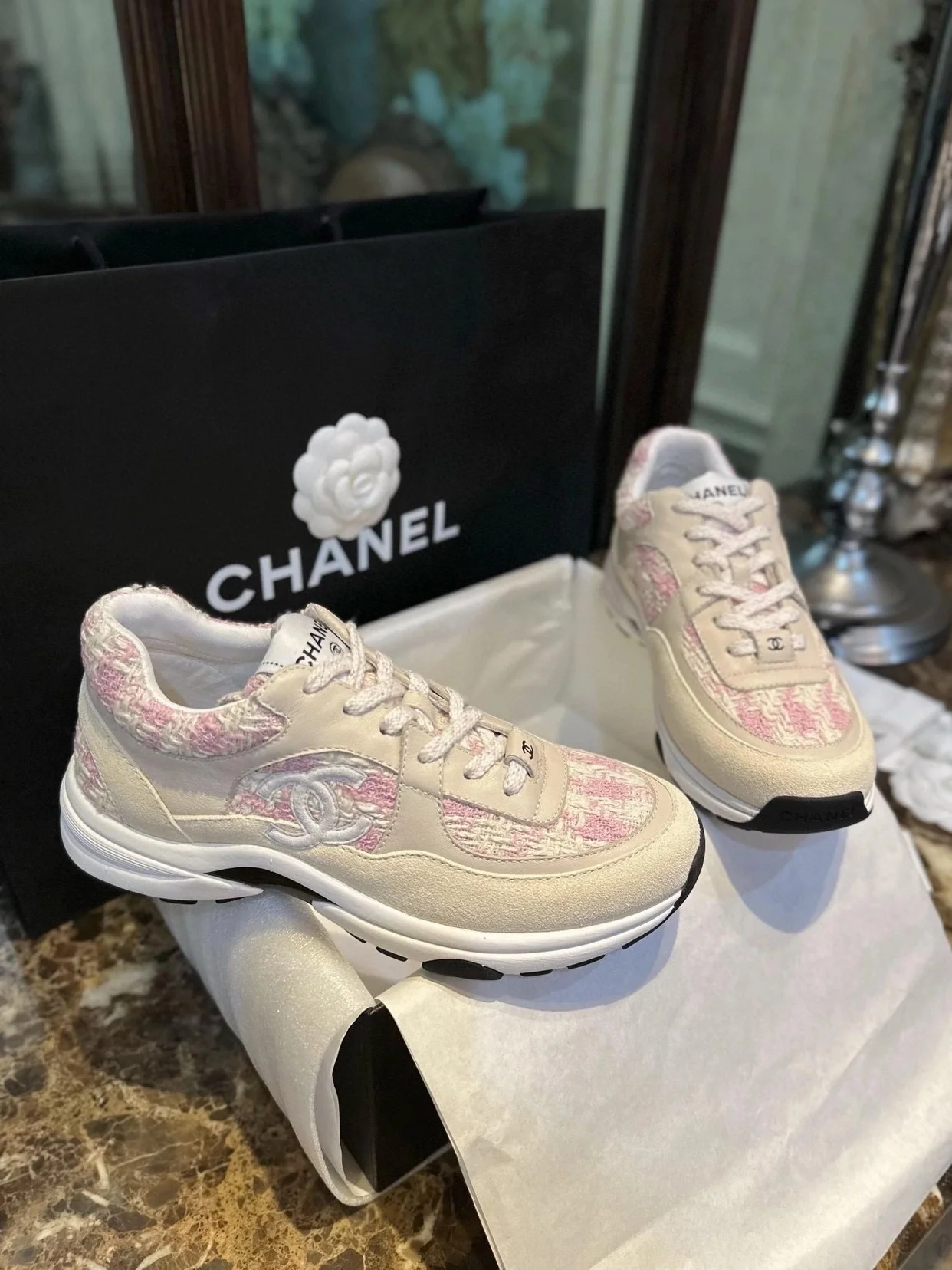 샤넬 CC 로고 트위드 스니커즈 핑크