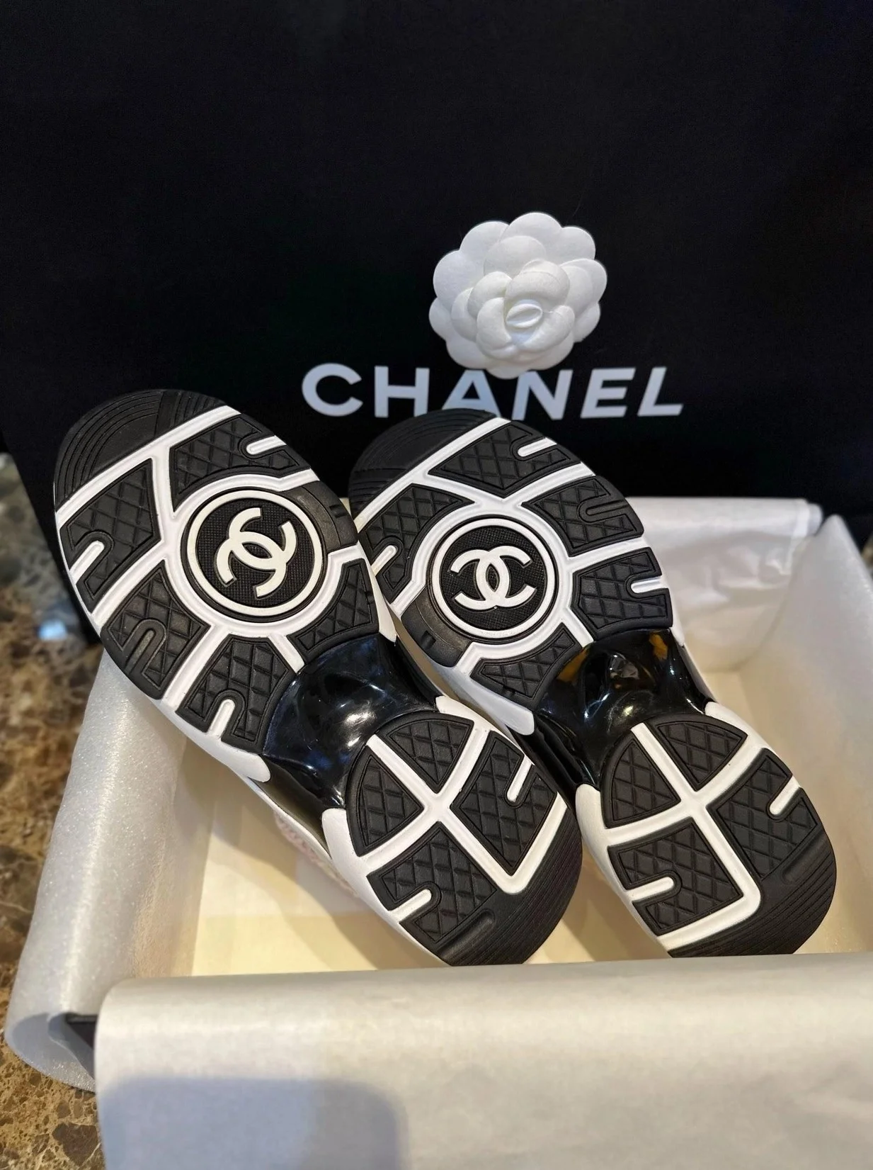 샤넬 CC 로고 트위드 스니커즈 핑크