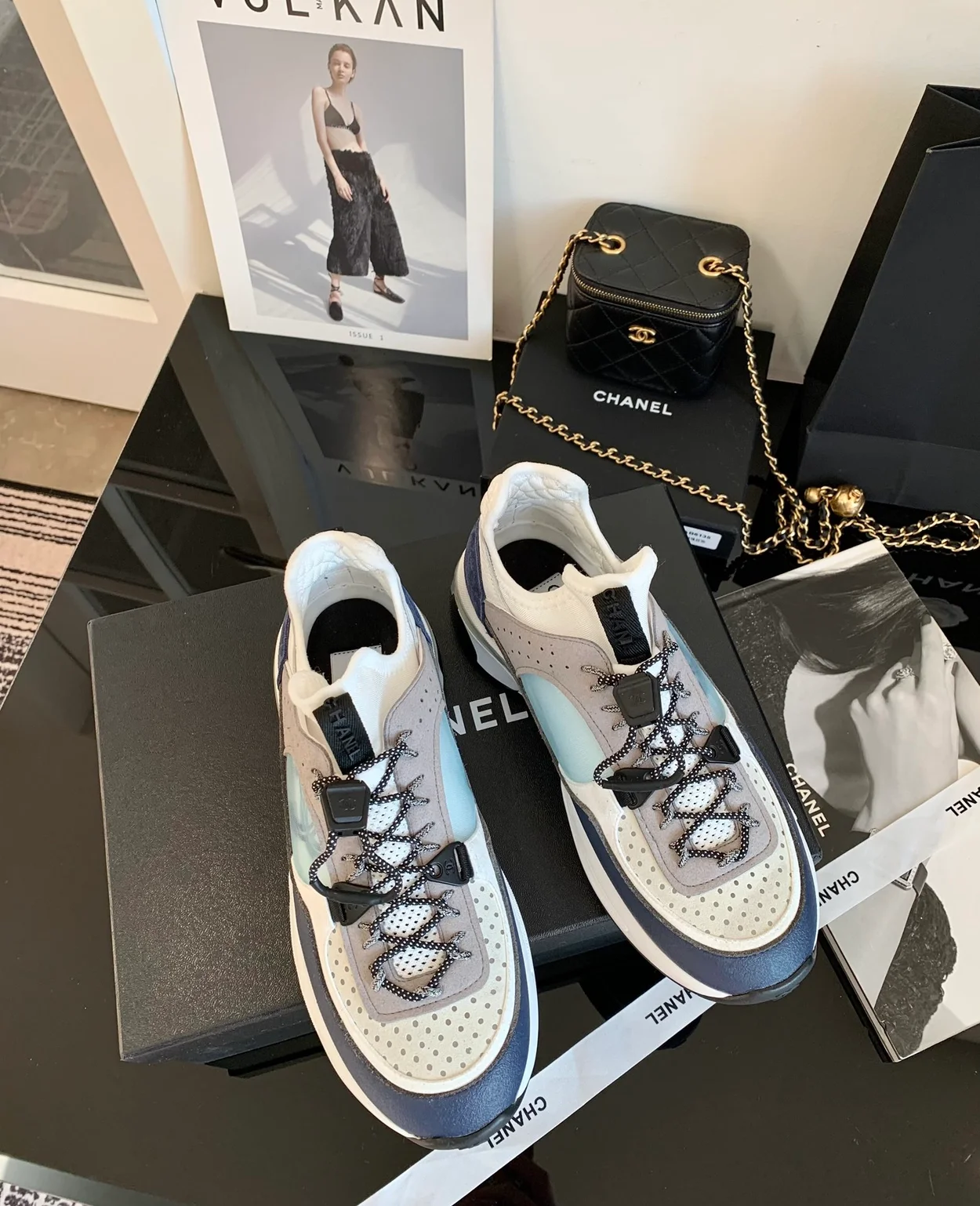 샤넬 패브릭 스웨이드 메쉬 cc 스니커즈