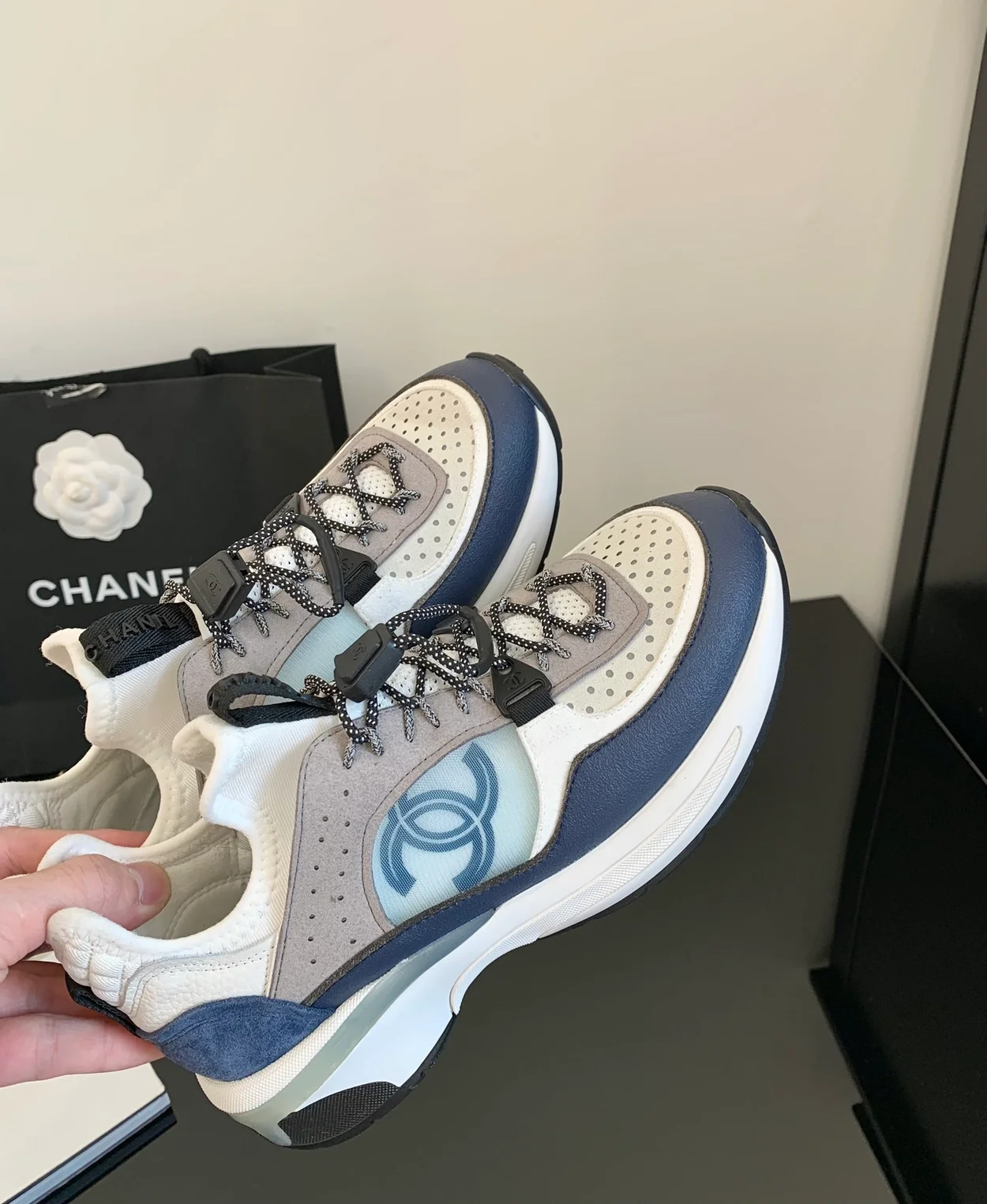 샤넬 패브릭 스웨이드 메쉬 cc 스니커즈