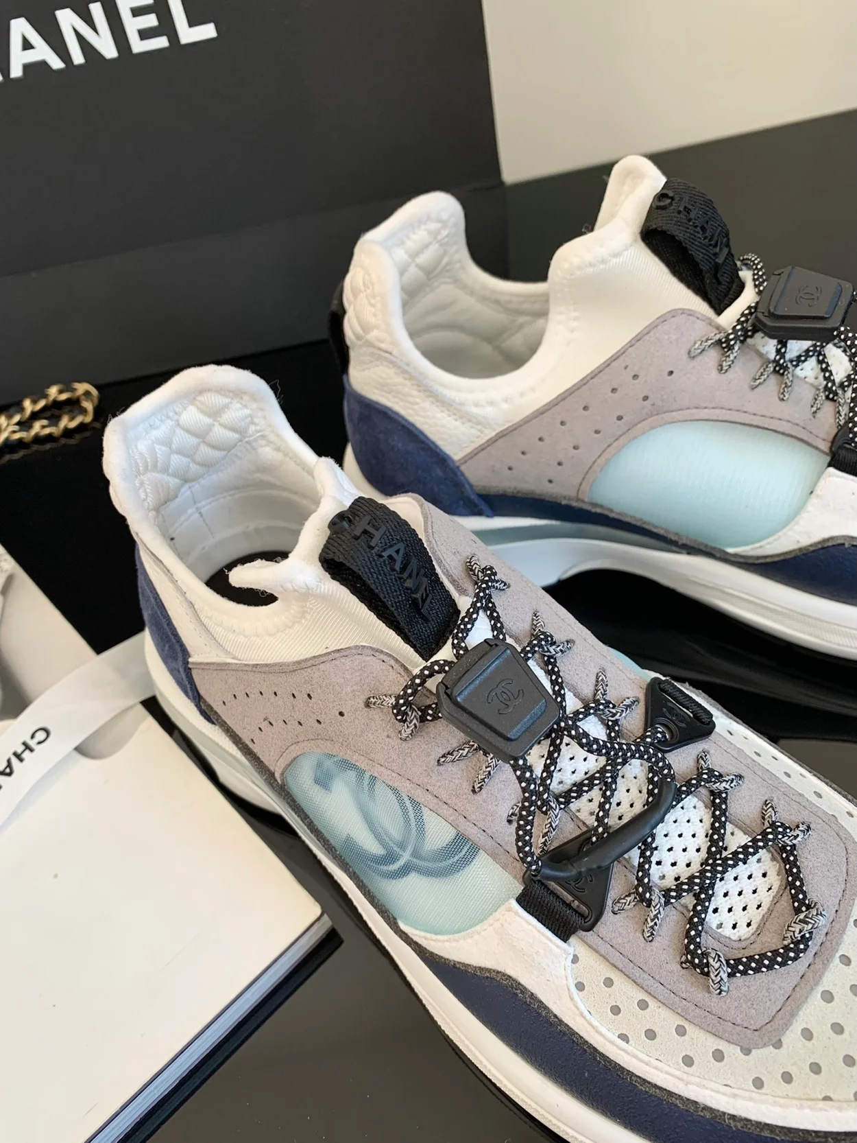 샤넬 패브릭 스웨이드 메쉬 cc 스니커즈