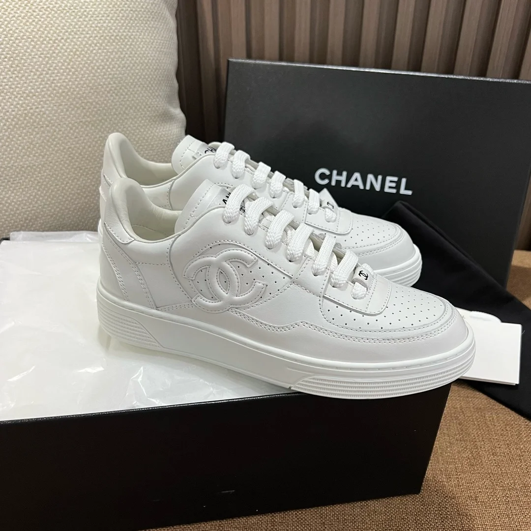 샤넬  카프스킨 & 화이트 스니커즈