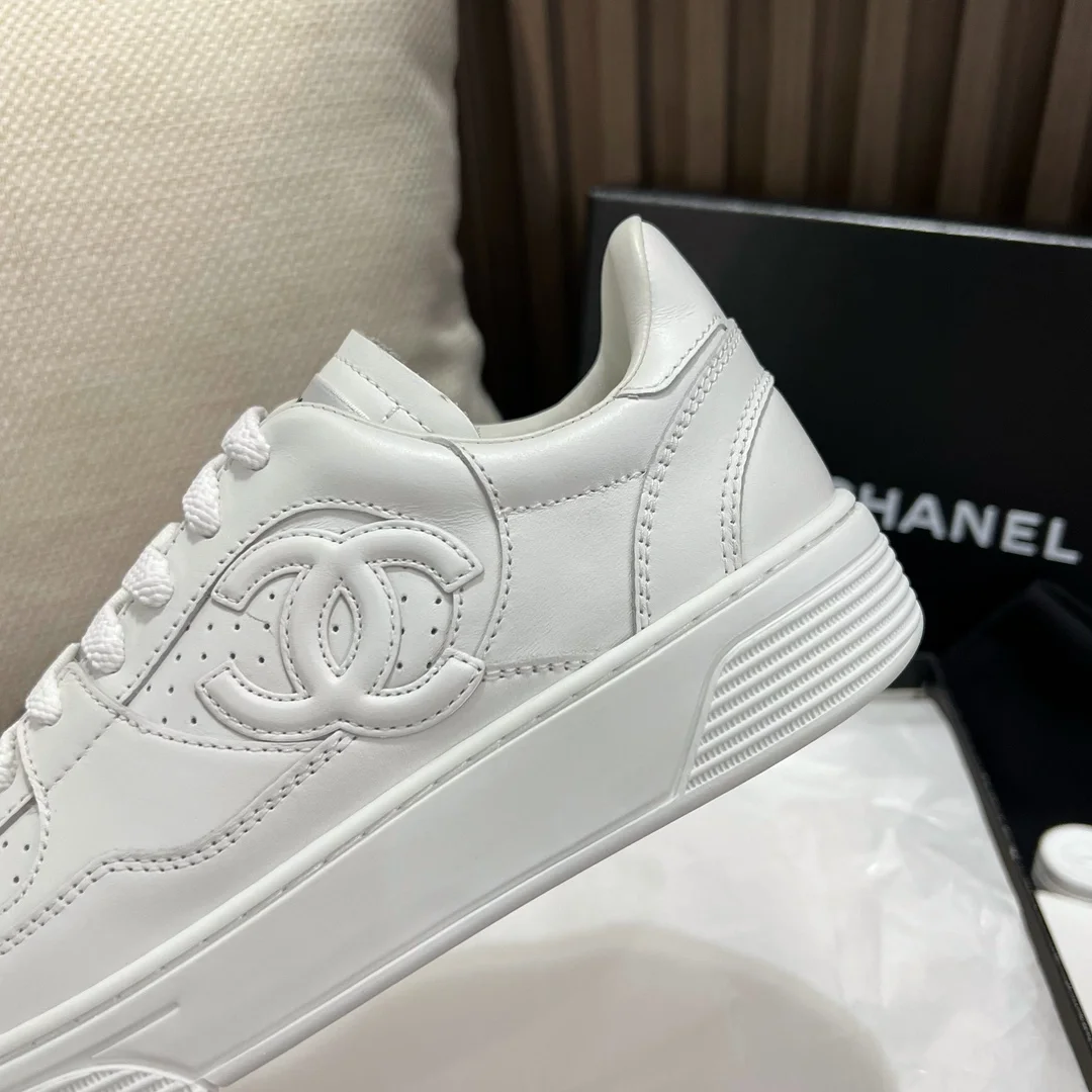 샤넬  카프스킨 & 화이트 스니커즈