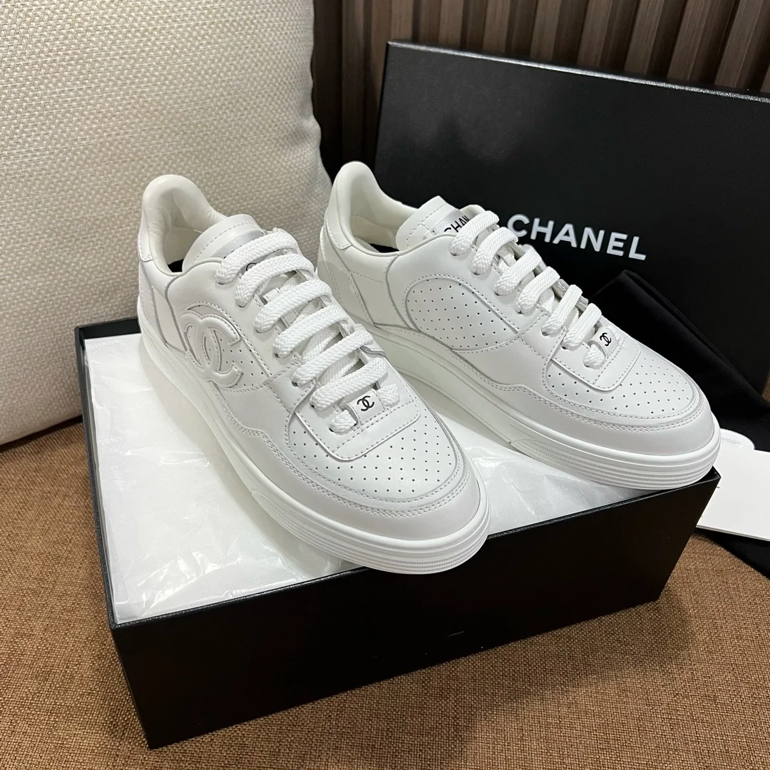 샤넬  카프스킨 & 화이트 스니커즈