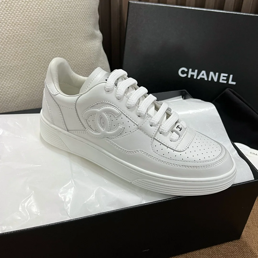 샤넬  카프스킨 & 화이트 스니커즈