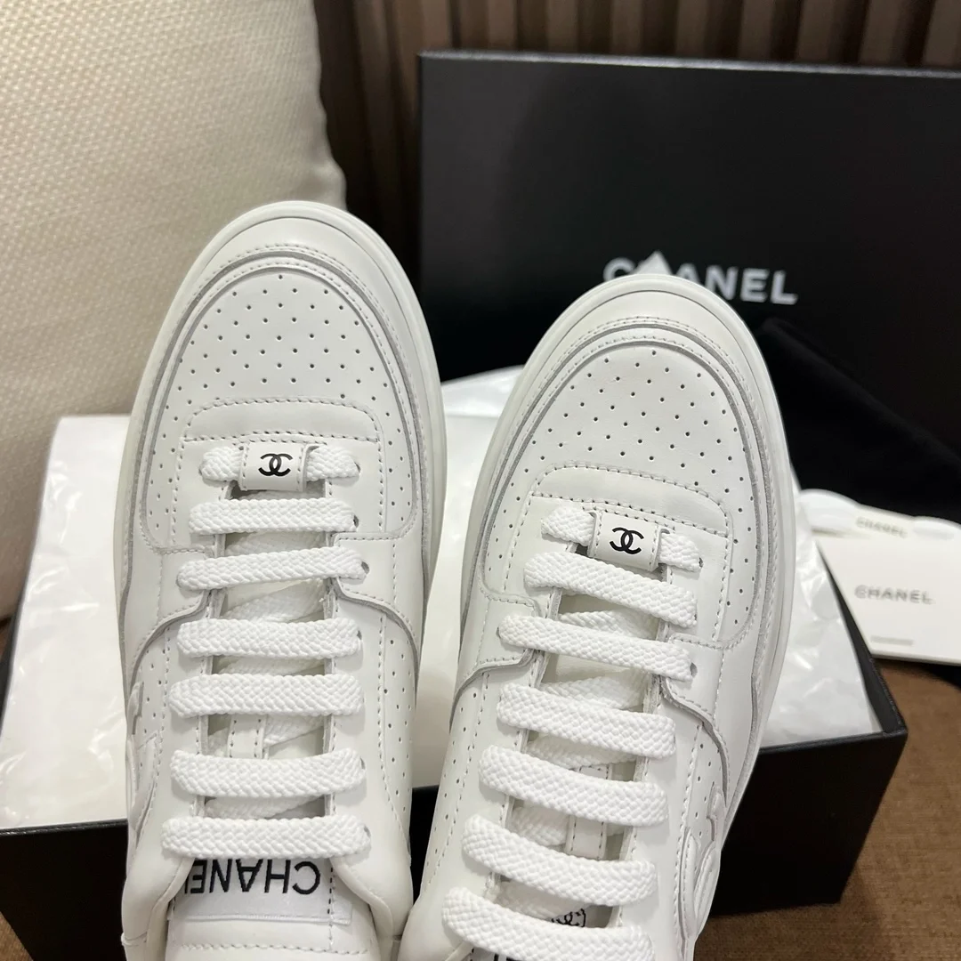 샤넬  카프스킨 & 화이트 스니커즈