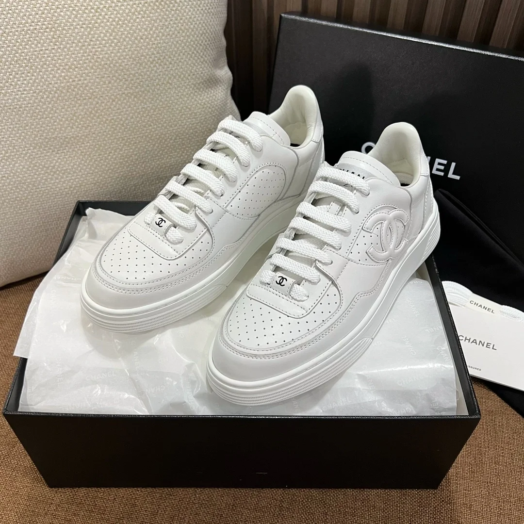 샤넬  카프스킨 & 화이트 스니커즈
