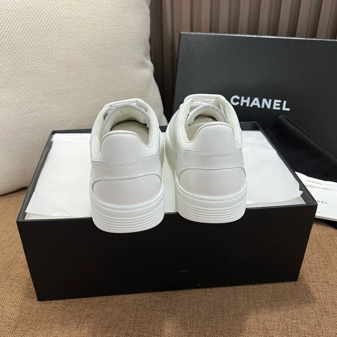샤넬  카프스킨 & 화이트 스니커즈