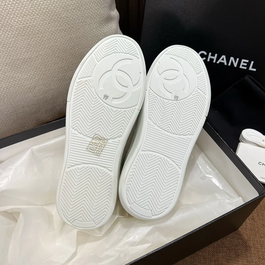 샤넬  카프스킨 & 화이트 스니커즈